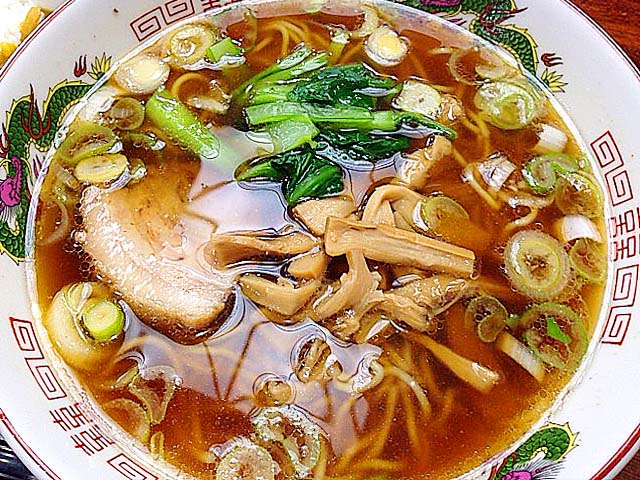 新宿御苑前の老舗日本蕎麦屋「そば処 更科」の醤油ラーメン