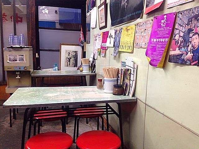 L字型カウンター12席に4名掛けテーブル3卓の計24席＠笹塚の老舗「中華そば 福寿」