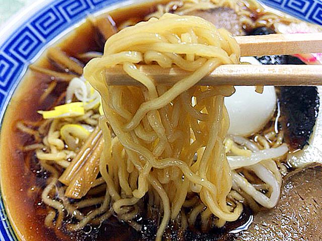 和風醤油スープをガッチリと持ち上げる細打ち縮れ麺＠笹塚「中華そば 福寿」
