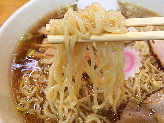 スープと添い遂げるように、なめらかな舌触りな「永福町大勝軒」の中太縮れ麺