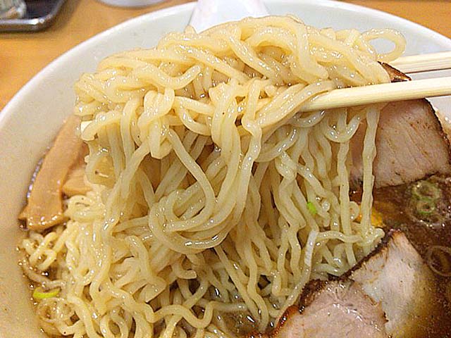 思いっ切り持ち上げてもブレることのない280gの麺量＠永福町大勝軒