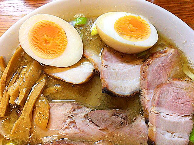 豚肩ロースと豚バラ、2種類の肉厚チャーシューが楽しめる赤羽「麺 高はし」のミックス肉麺