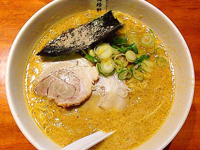 老舗中華「萬珍軒」の名古屋名物・元祖玉子とじラーメン（醤油）