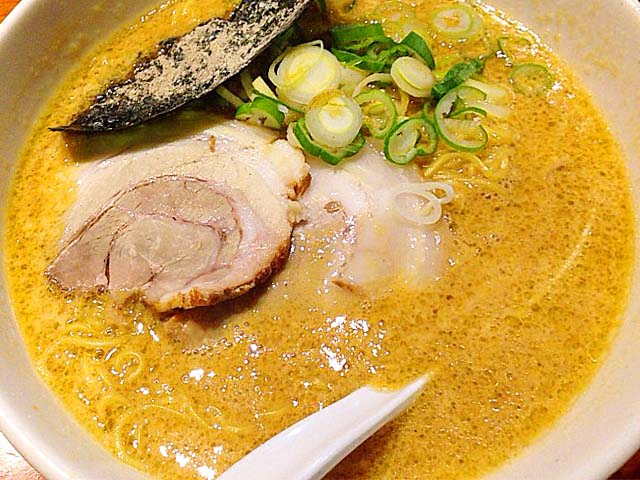 老舗中華「萬珍軒」の名古屋名物・元祖玉子とじラーメン（醤油）