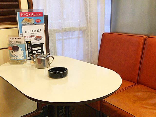 昭和レトロな外観以上に落ち着く店内＠神田「珈琲専門店 エース」
