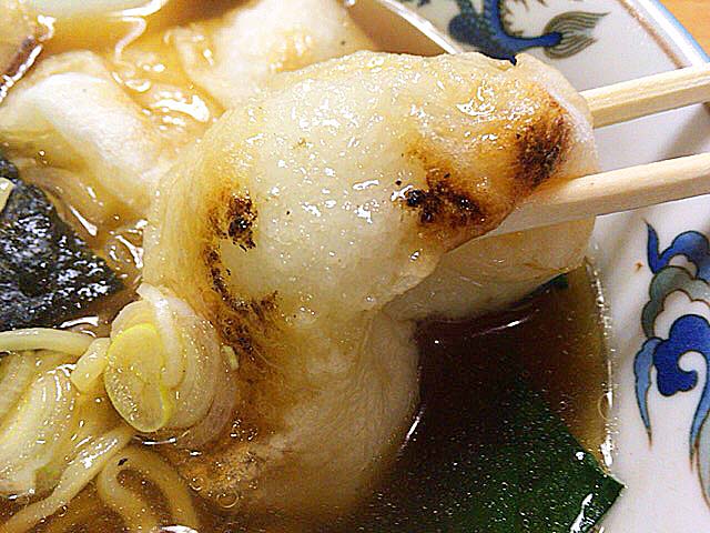 自家製のぷっくり柔らかい焼き餅が2個なモチ入り中華そば＠浅草「山口家本店」