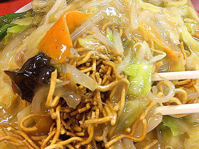 揚げた細麺がこれまたたっぷりと＠銀座の老舗「中華三原」の揚焼そば