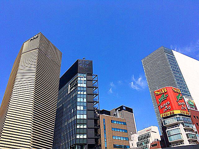 銀座「中華三原」のある路地道から広い通りに出る時に見上げる空
