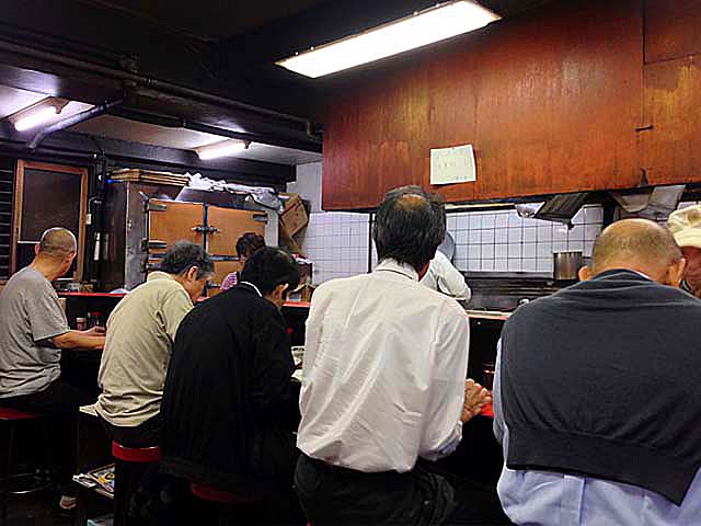 年配男性を中心とした客層、銀座の老舗「中華三原」