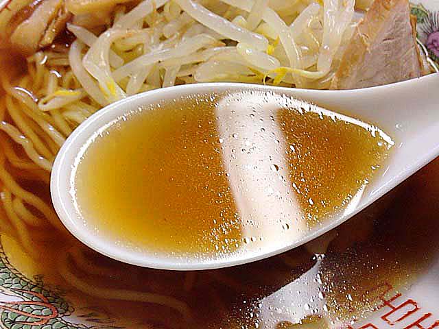 蛍光灯をキレイに映し出すほどに澄み切った飴色のスープ＠銀座「中華三原」