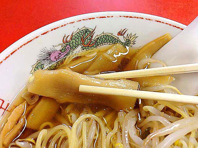 昇竜がメンマをむさぼっているかのように撮影＠銀座の老舗「中華三原」