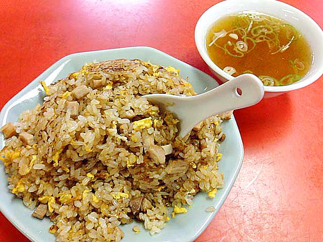 レンゲがいともたやすく突き刺さるボリュームのチャーハン＠銀座の老舗「中華三原」