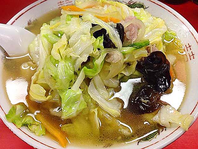 通常サイズでも惜しみない炒め野菜のタンメン＠銀座の老舗「中華三原」