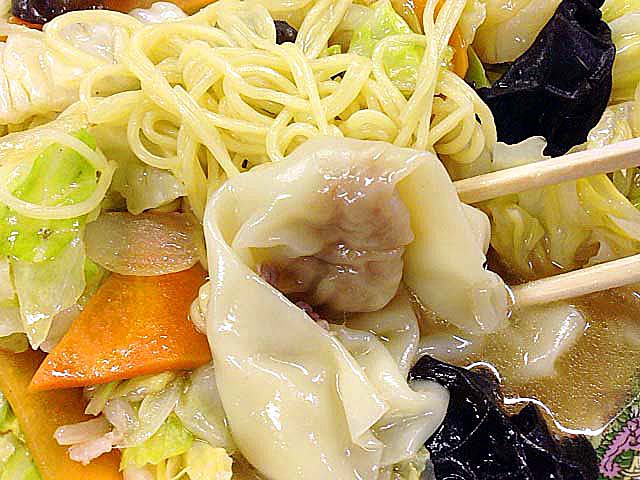 ＋100円でしっかり餡の詰まったワンタンを追加したタンメン＠銀座の老舗「中華三原」