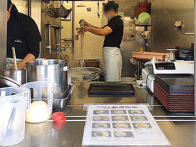 ピークタイムは常に茹で続けられる手打ちのうどん＠西武池袋本店屋上の讃岐うどん専門店「かるかや」