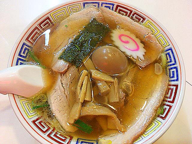 肉屋が営む荻窪駅徒歩3分の老舗「マツマル」の特製マツマルラーメン