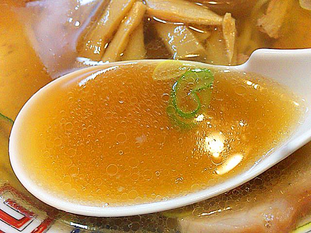 鶏ガラ・豚骨・数種類の野菜を煮込んだ甘味のある中華スープ＠荻窪「マツマル」
