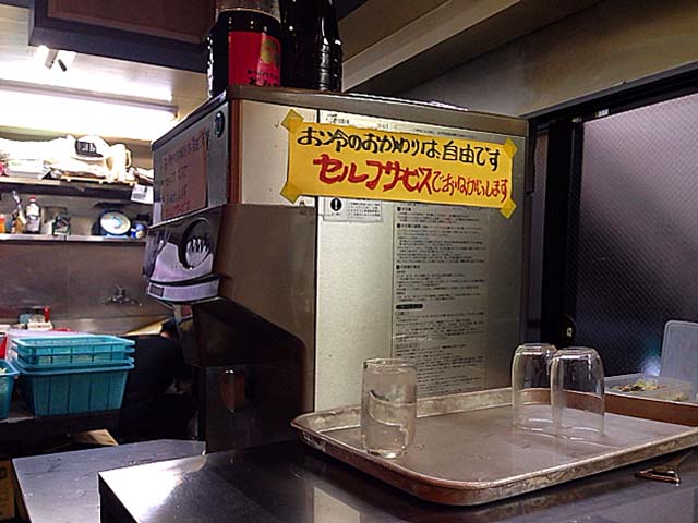 お冷のおかわりは冷水機でのセルフサービス＠東十条「みのや」
