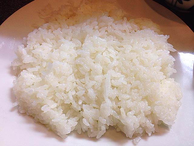 平皿に盛られて少なく見えるも安心の300gライス＠東十条「みのや」