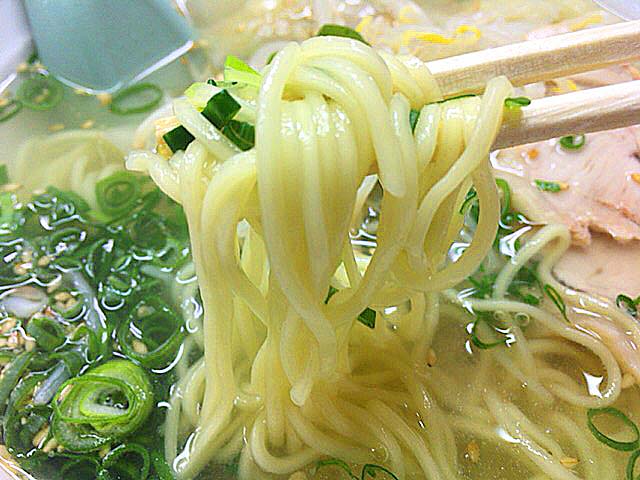 大阪千日前で半世紀続く人気の老舗ラーメン店「小洞天」のワンタン麺