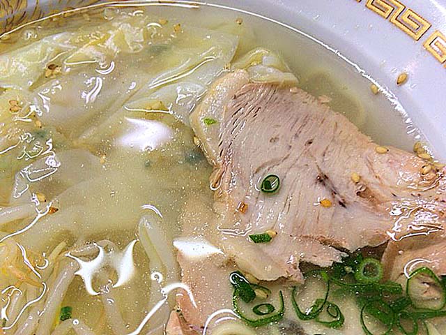 大阪千日前で半世紀続く人気の老舗ラーメン店「小洞天」のワンタン麺