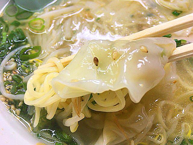 大阪千日前で半世紀続く人気の老舗ラーメン店「小洞天」のワンタン麺