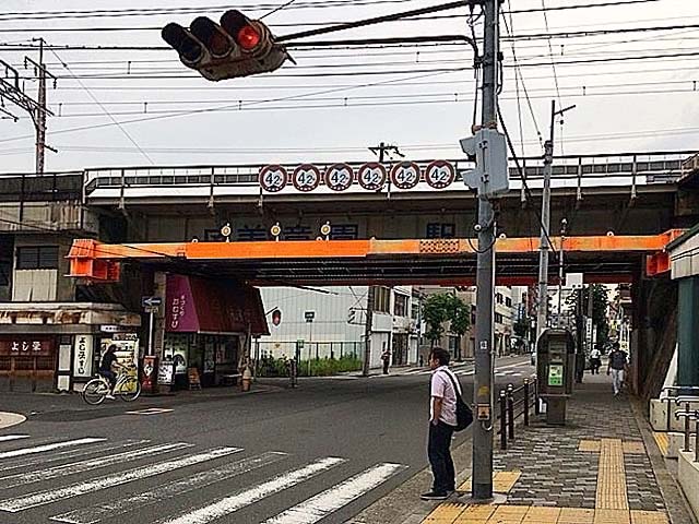 JR阪和線・美章園駅前の通り JR阪和線・美章園駅前の通り