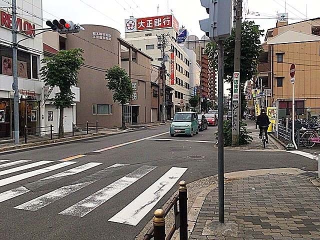 JR阪和線・美章園駅前の通りを西に JR阪和線・美章園駅前の通りを西に