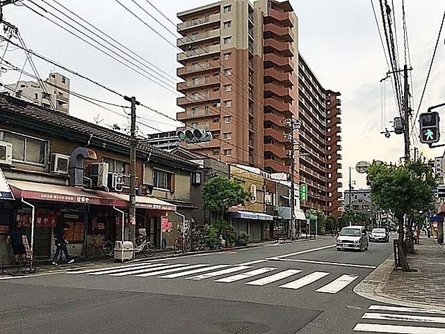 JR阪和線・美章園駅前の通りを西に100mほど進んだところの交差点 JR阪和線・美章園駅前の通りを西に100mほど進んだところの交差点