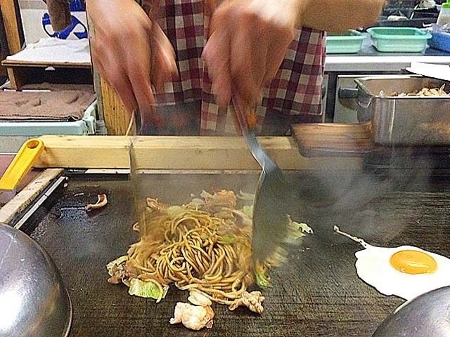 暖簾くぐった真ん前の席は、調理工程を間近で拝める特等席@大阪府美章園「甘辛や」 暖簾くぐった真ん前の席は、調理工程を間近で拝める特等席@大阪府美章園「甘辛や」