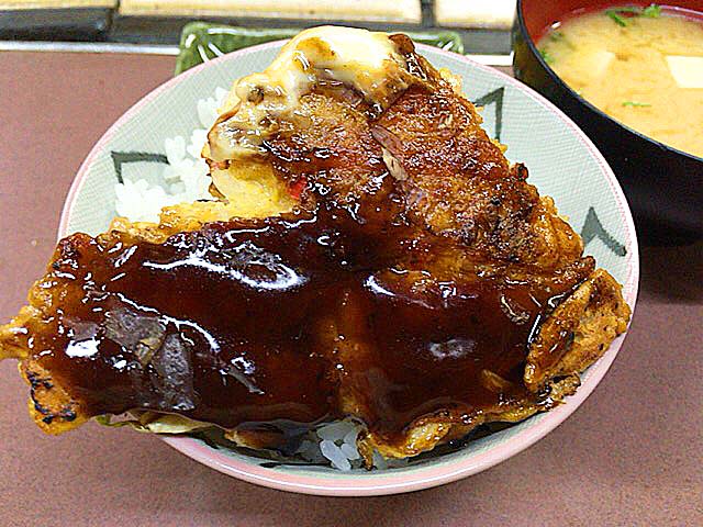 大阪府美章園で60年続く老舗「甘辛や」の豚玉お好み焼き定食