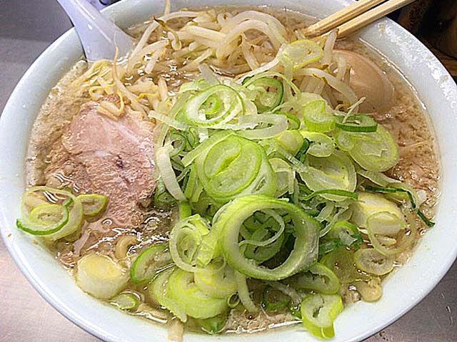 東京・千駄ヶ谷の老舗「ホープ軒」の味玉モヤシラーメンネギ増し