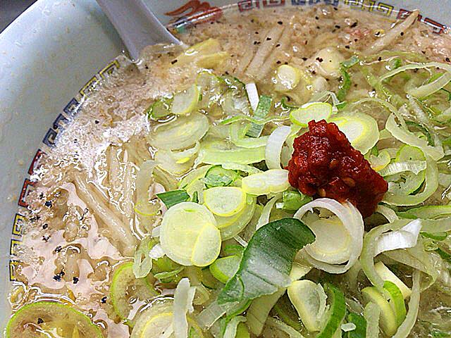 辣醤でホットにいただくのもアリ＠東京・千駄ヶ谷の老舗ラーメン店「ホープ軒」