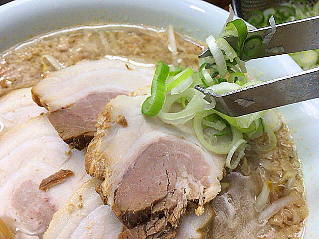 ネギは食べ切れる量だけ投入＠東京・千駄ヶ谷の老舗ラーメン店「ホープ軒」