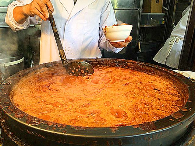 店頭の大鍋でグツグツ状態の濃厚ホルモン煮込み＠築地「きつねや」