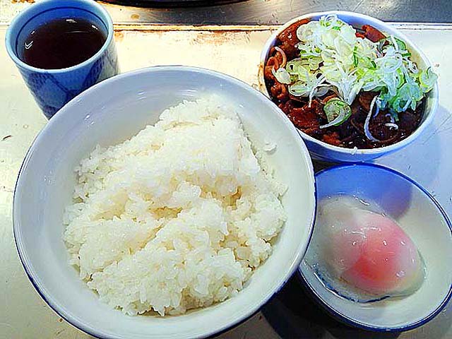 国産牛モツどっさり！築地「きつねや」のホルモン煮込み定食半熟玉子付き