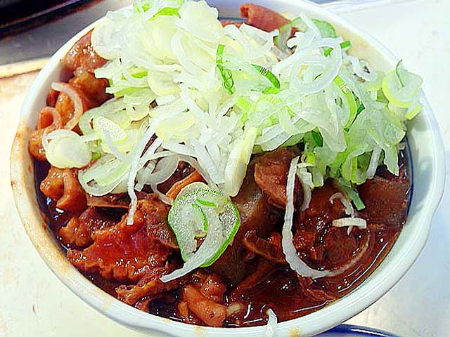 築地で行列が絶えない人気店「きつねや」の国産牛ホルモン煮込み