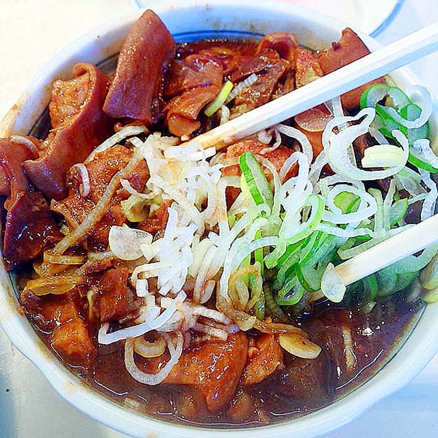 築地で行列が絶えない人気店「きつねや」の国産牛ホルモン煮込み