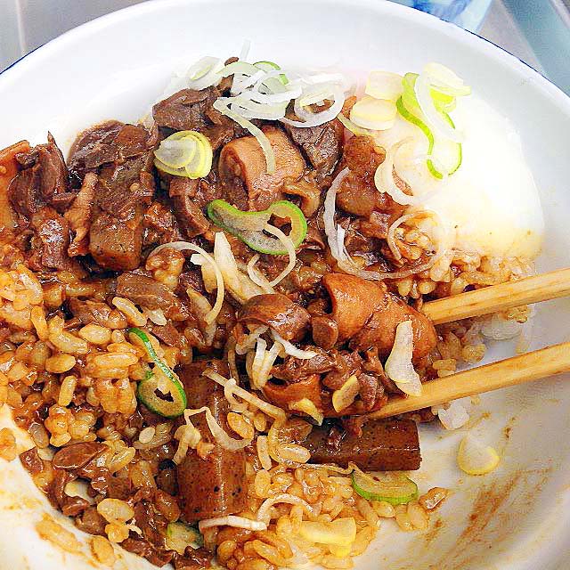 国産牛ホルモン丼を半分ほど食した段階＠築地場外市場「きつねや」