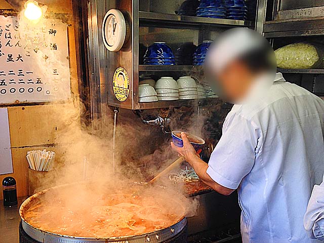 牛丼はホルモン煮横の小鍋から盛り付け＠築地場外市場「きつねや」