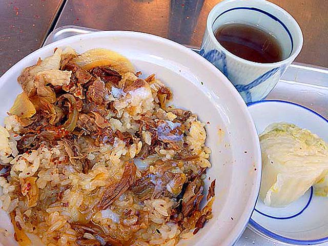 築地場外市場「きつねや」のつゆだく牛丼に半熟玉子を絡めた状態