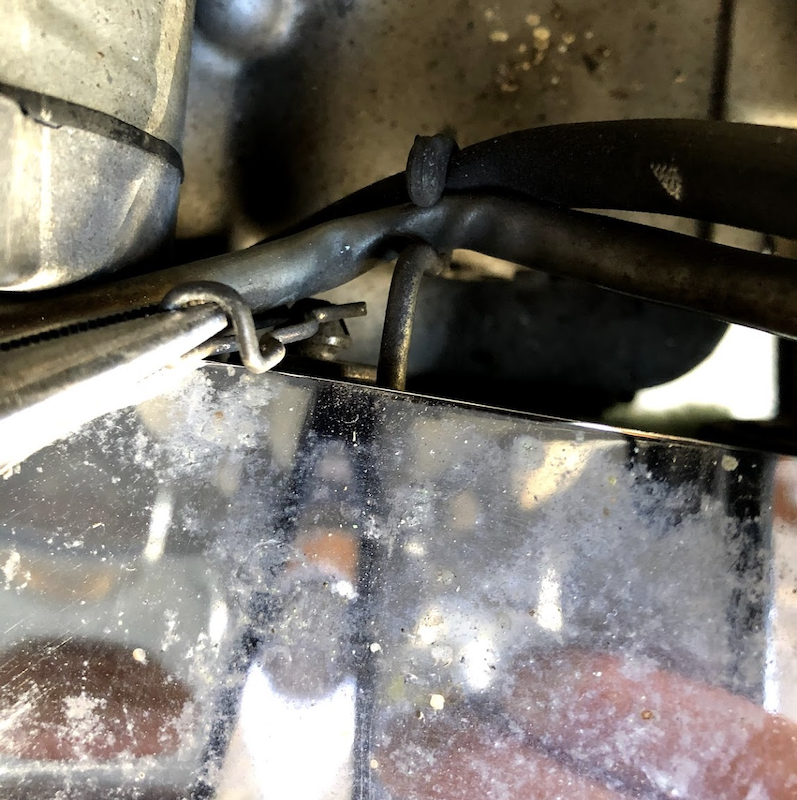 カバー上部のピン