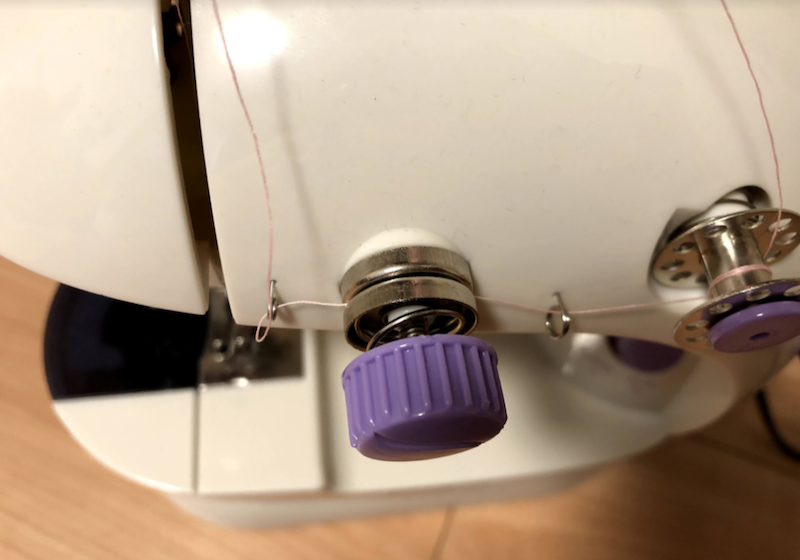 上糸のテンション調整ツマミ