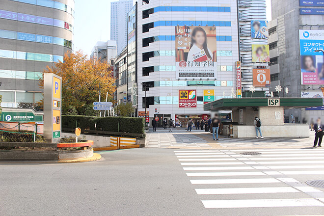 池袋駅の東口を出たら、目の前にある横断歩道を渡ってください。