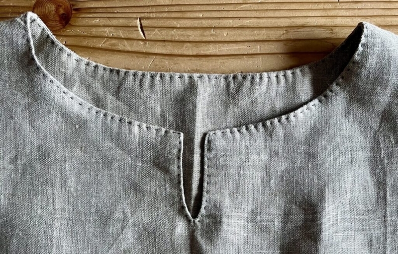 襟ぐりにステッチ