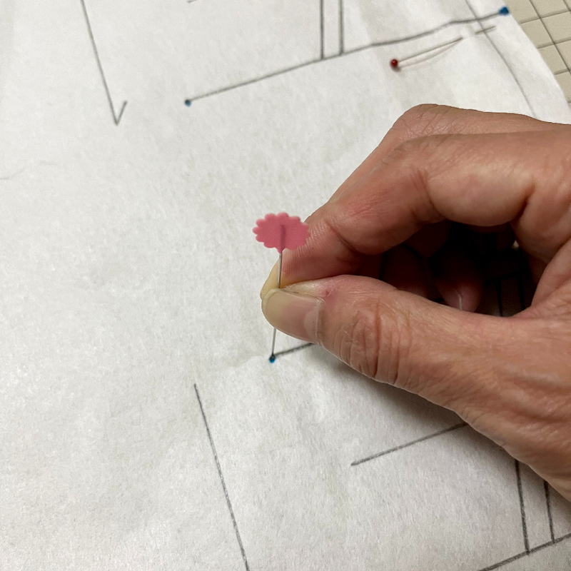 裏側は針を刺し・・・
