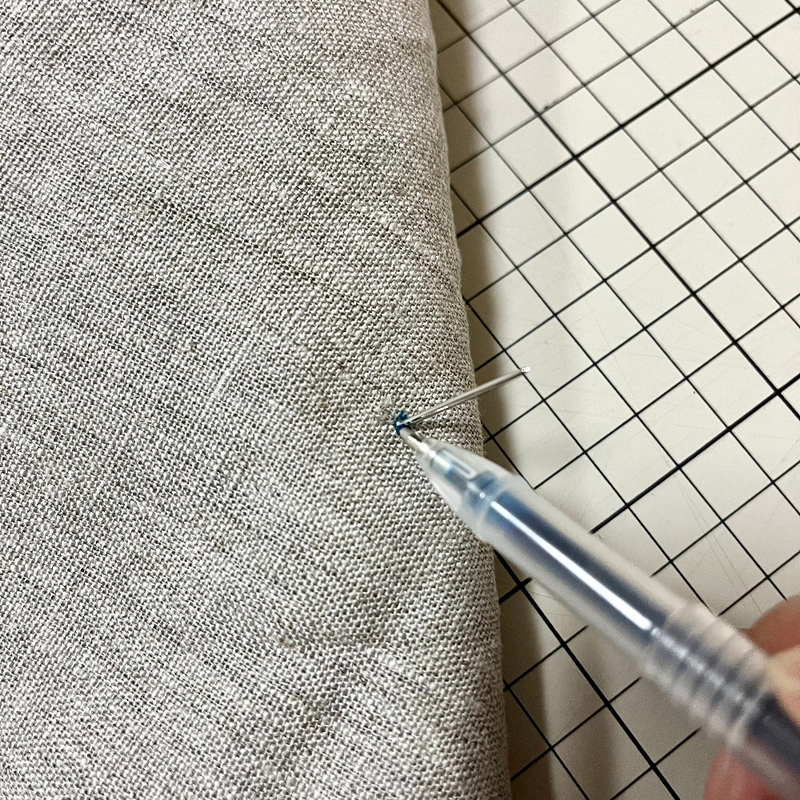 裏側から出た針のところに書く