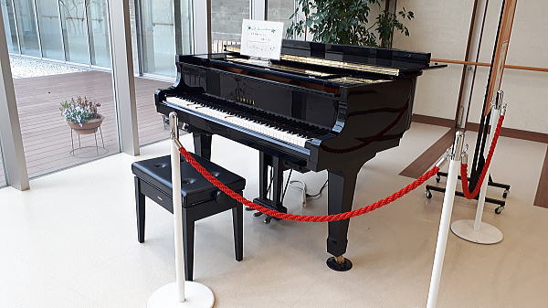 特養 ホールのピアノ