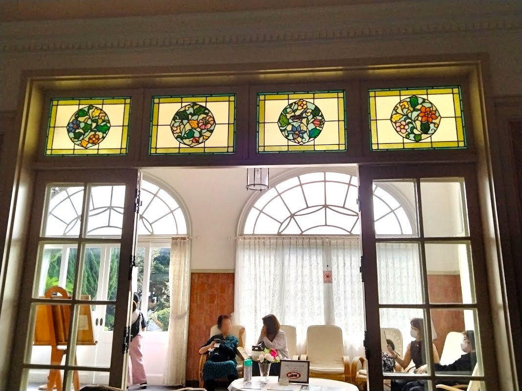 鳩山会館のステンドグラス