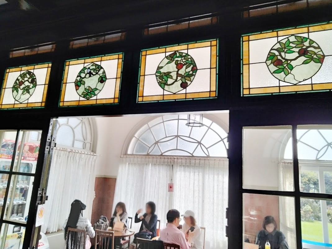 鳩山会館のステンドグラス